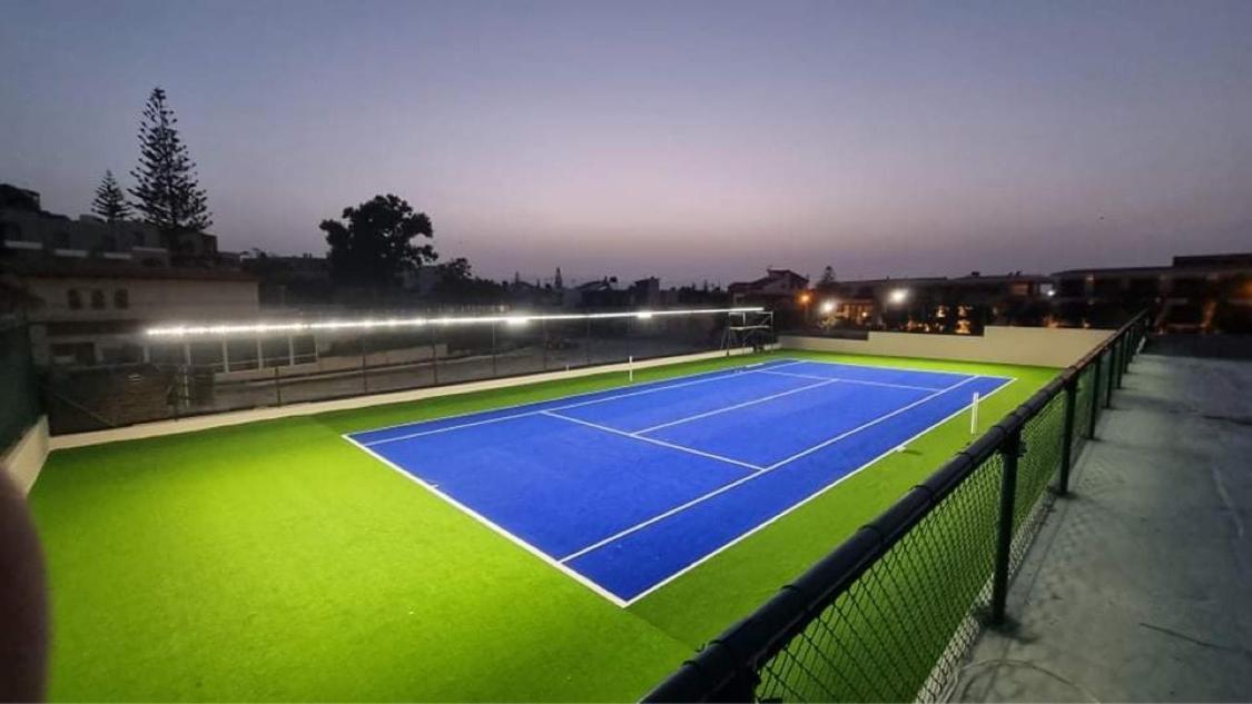 普拉塔尼亚斯港海滩度假酒店及Spa中心 Platanés 外观 照片 Tennis court at the club