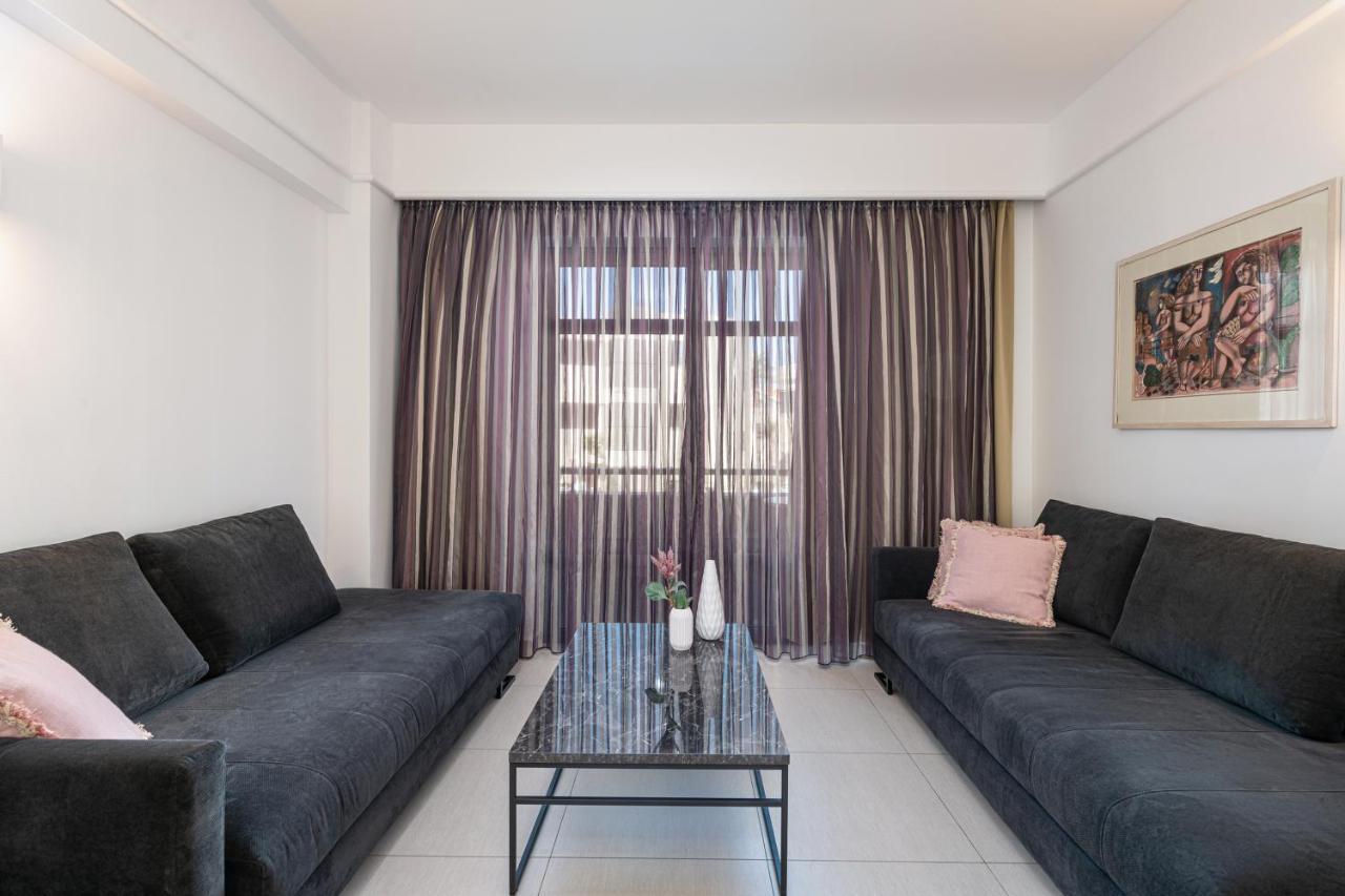 普拉塔尼亚斯港海滩度假酒店及Spa中心 Platanés 外观 照片 A living room with a curtain