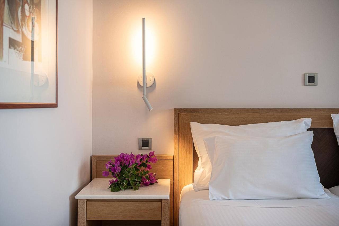普拉塔尼亚斯港海滩度假酒店及Spa中心 Platanés 外观 照片 A wall light