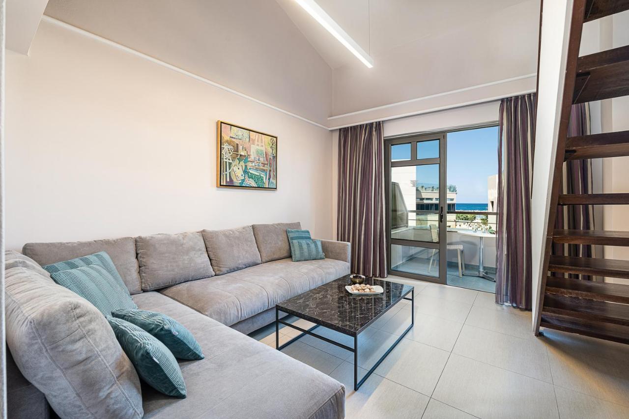 普拉塔尼亚斯港海滩度假酒店及Spa中心 Platanés 外观 照片 A living room in a modern apartment