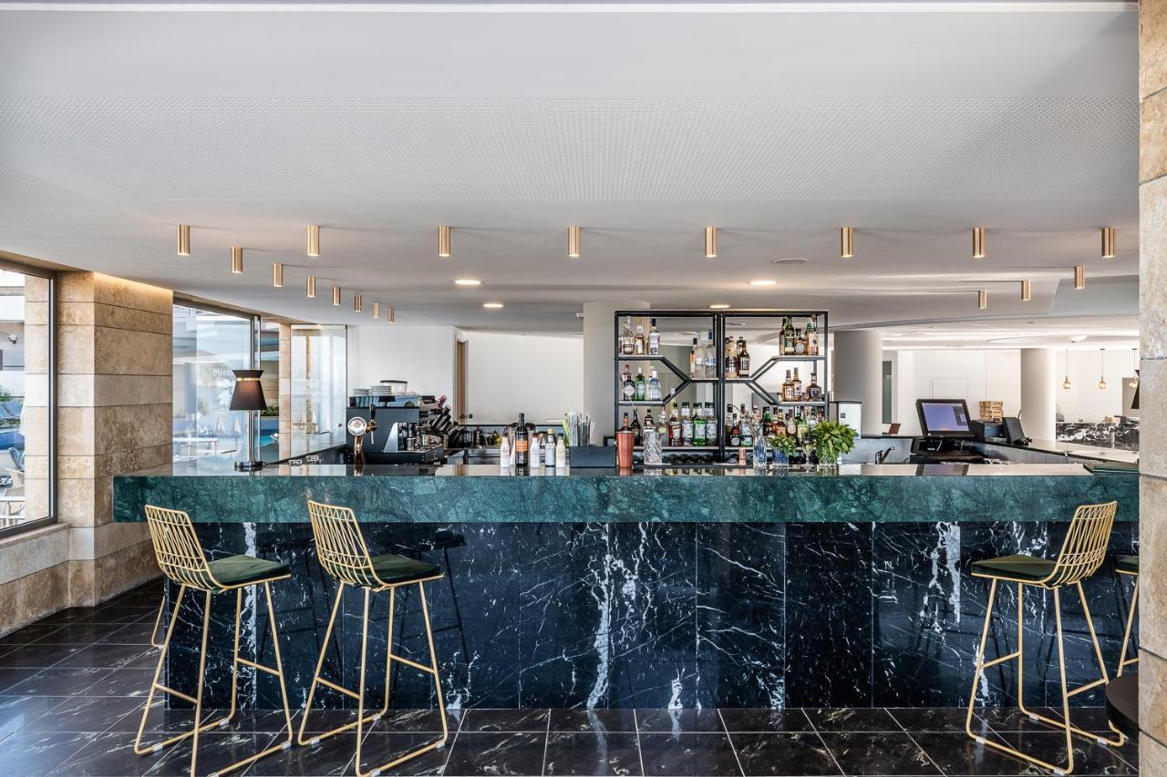 普拉塔尼亚斯港海滩度假酒店及Spa中心 Platanés 外观 照片 The bar at the 100 East 53rd Street location