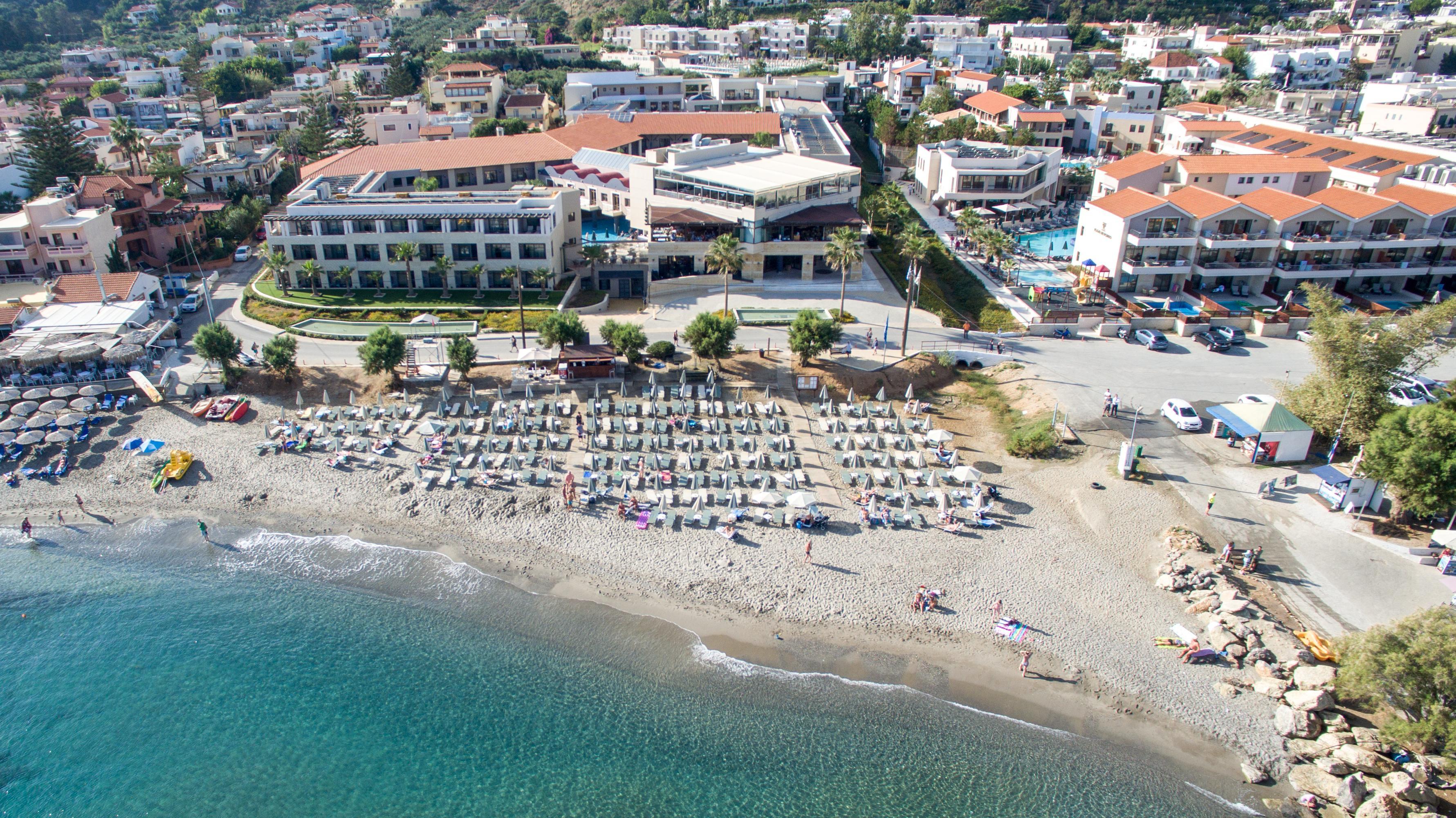 普拉塔尼亚斯港海滩度假酒店及Spa中心 Platanés 外观 照片 Aerial view of the beach