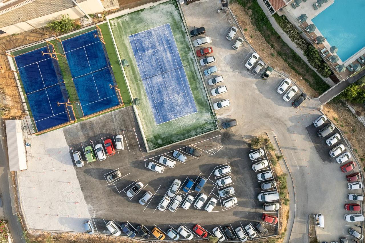 普拉塔尼亚斯港海滩度假酒店及Spa中心 Platanés 外观 照片 Tennis courts at the complex