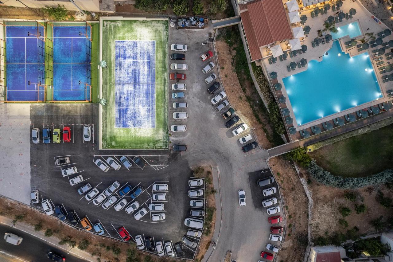 普拉塔尼亚斯港海滩度假酒店及Spa中心 Platanés 外观 照片 Aerial view of the tennis courts