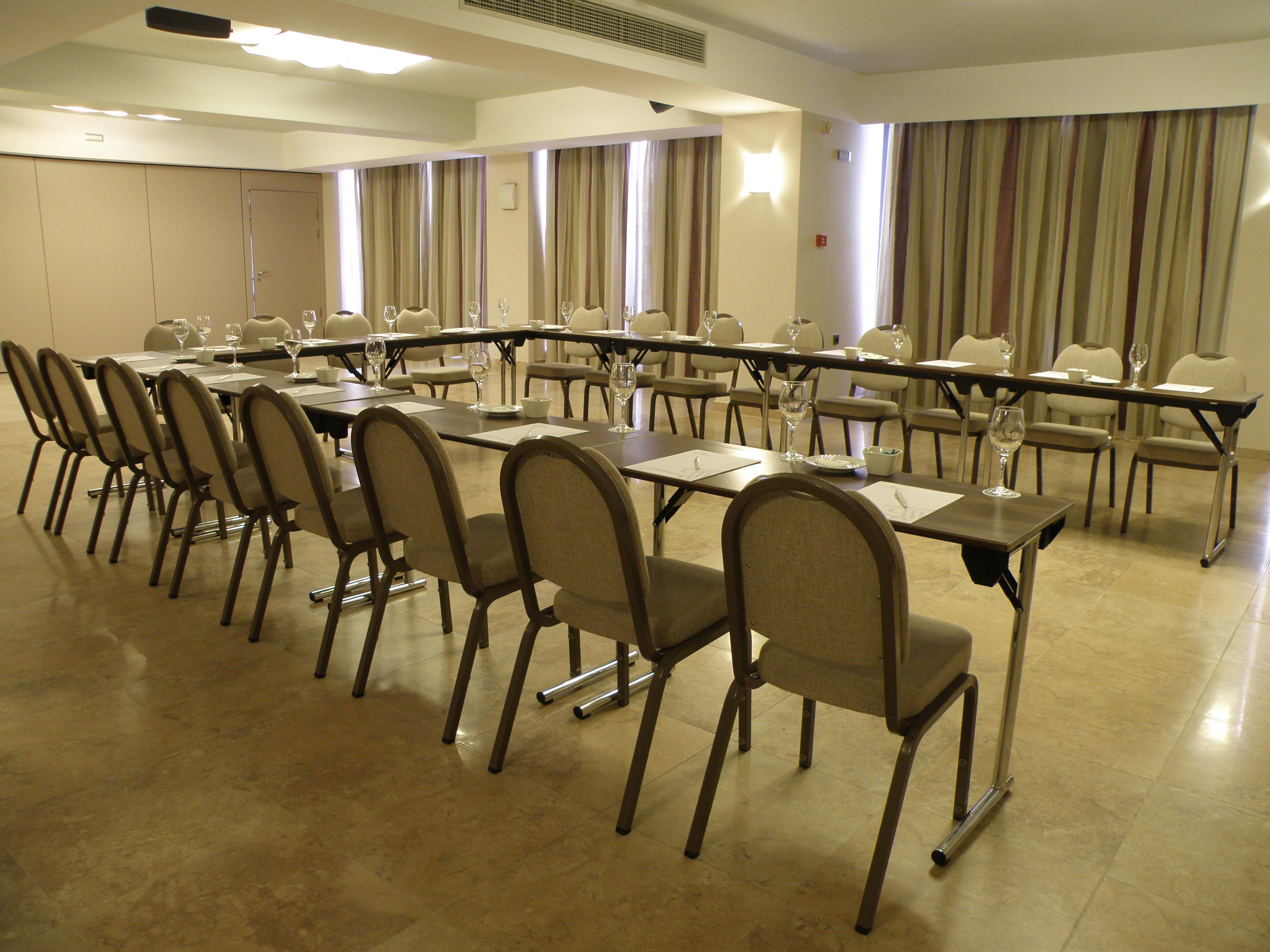 普拉塔尼亚斯港海滩度假酒店及Spa中心 Platanés 外观 照片 A meeting room