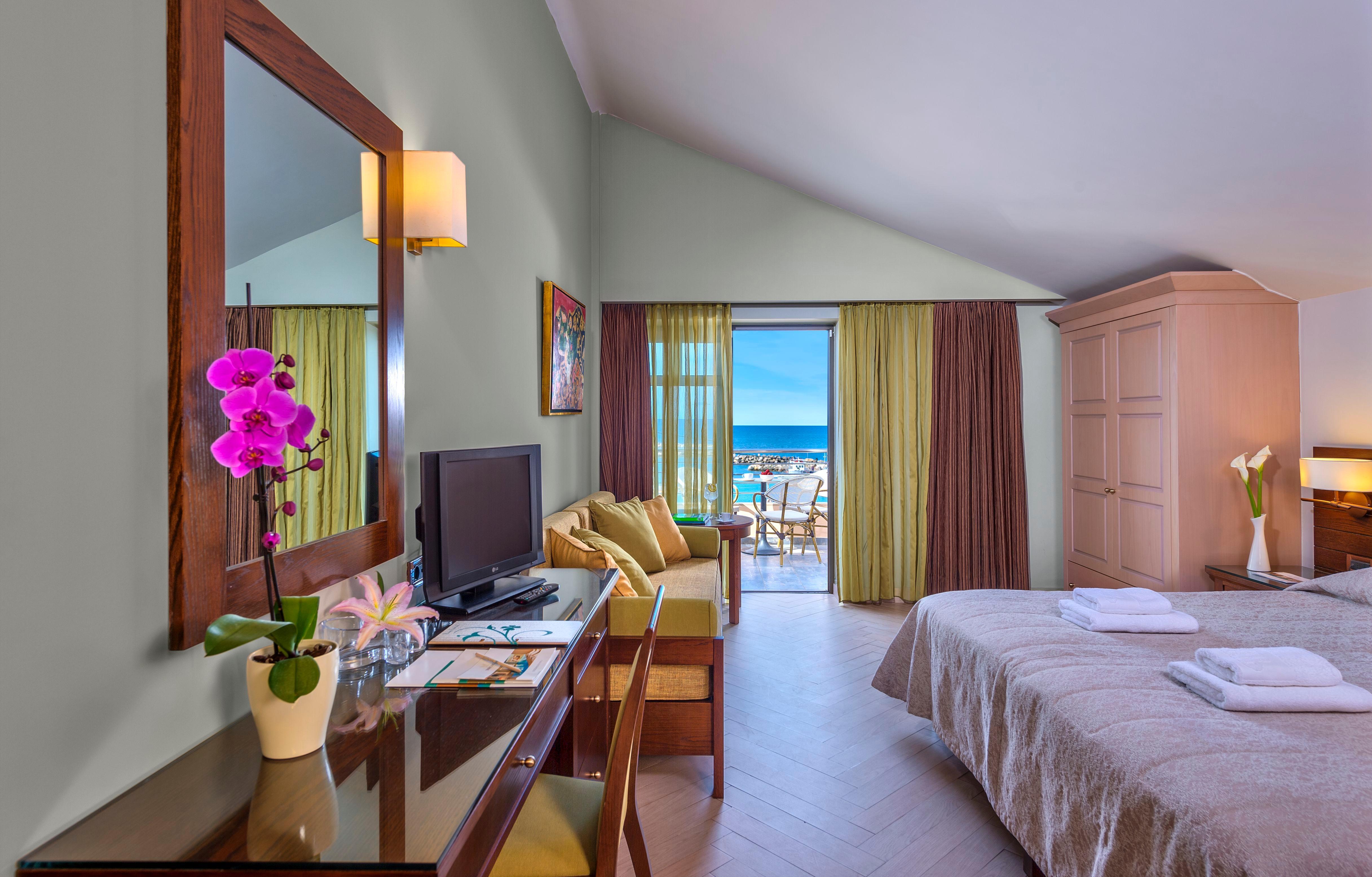 普拉塔尼亚斯港海滩度假酒店及Spa中心 Platanés 外观 照片 A typical hotel room