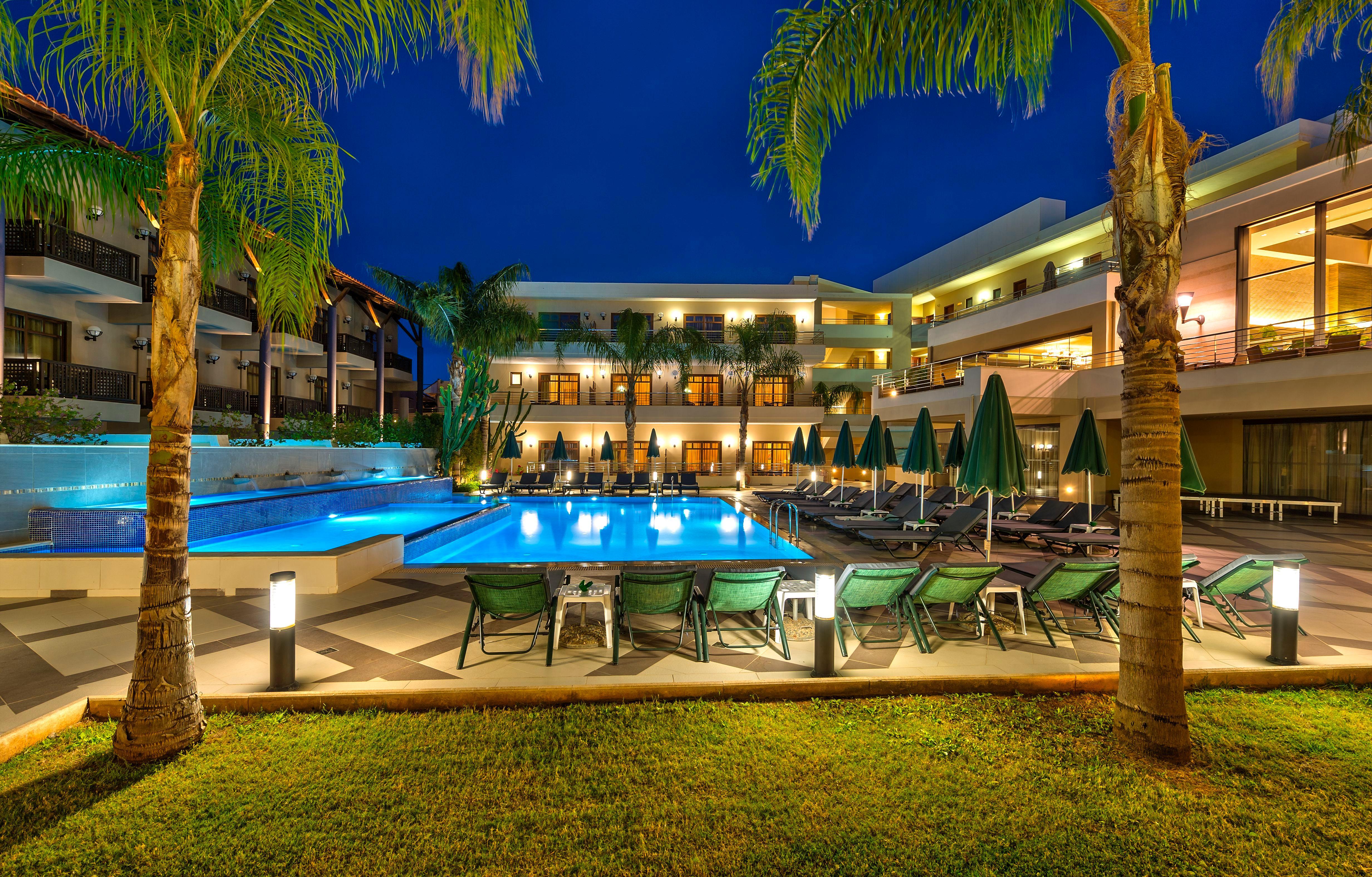 普拉塔尼亚斯港海滩度假酒店及Spa中心 Platanés 外观 照片 The Village Resort