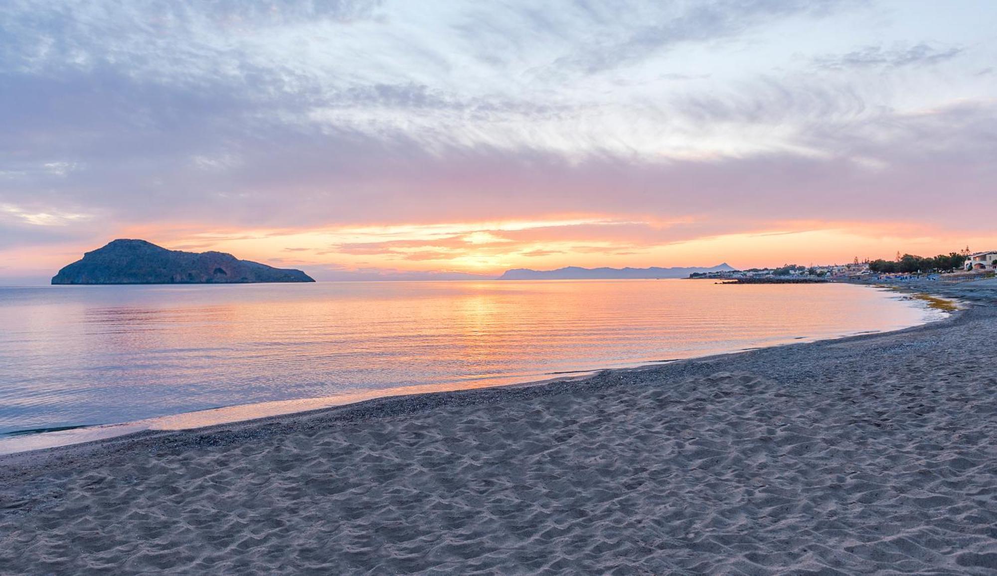 普拉塔尼亚斯港海滩度假酒店及Spa中心 Platanés 外观 照片 Sunset at the beach