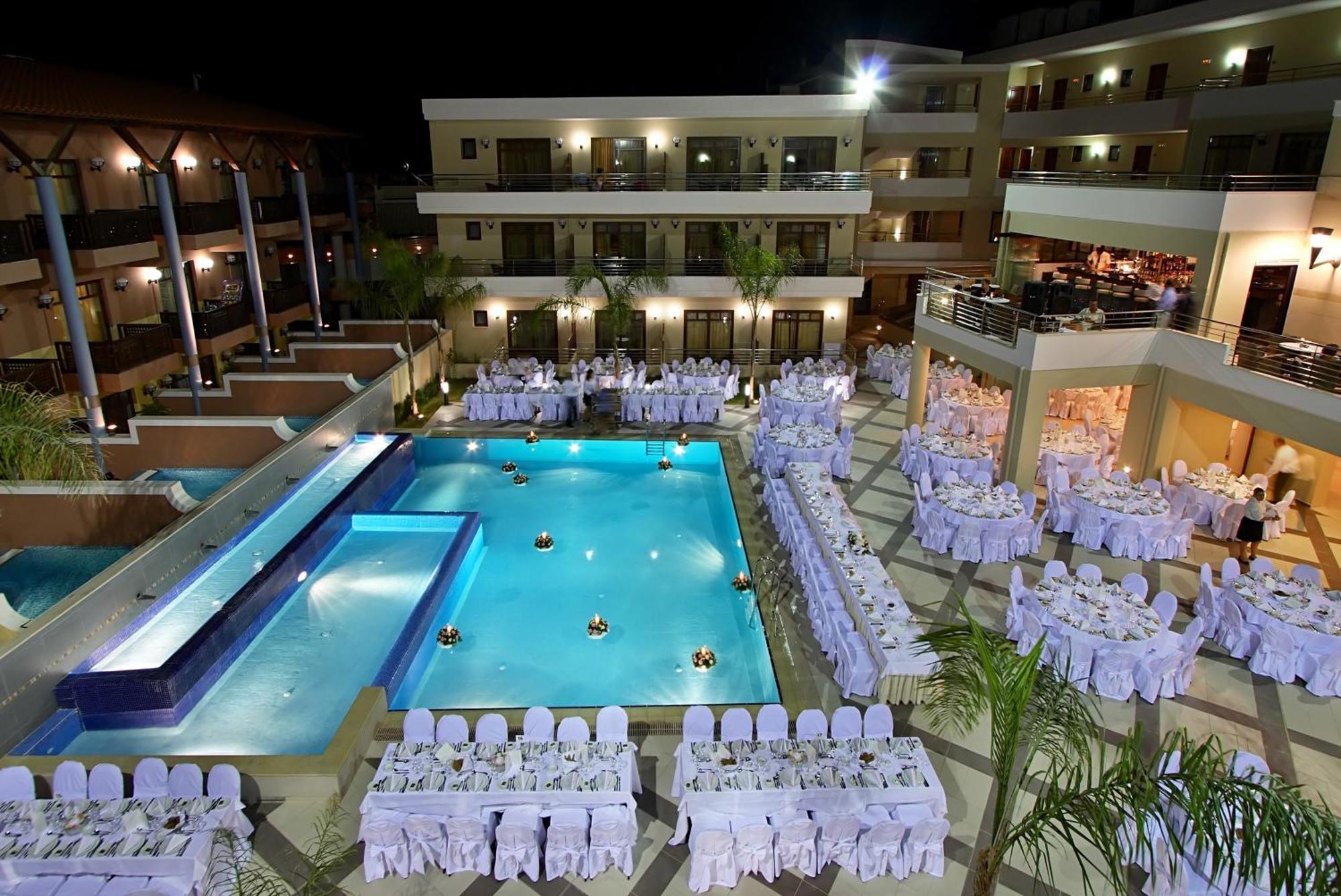 普拉塔尼亚斯港海滩度假酒店及Spa中心 Platanés 外观 照片 The pool at the hotel